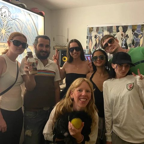 I am joined by Becca, Shahan, Kim, Michèle, Cerian and Hugo in this musical adventure that makes the world go round... stopped spinning ever since we got off air. The Gang's All Here! Part two!!!